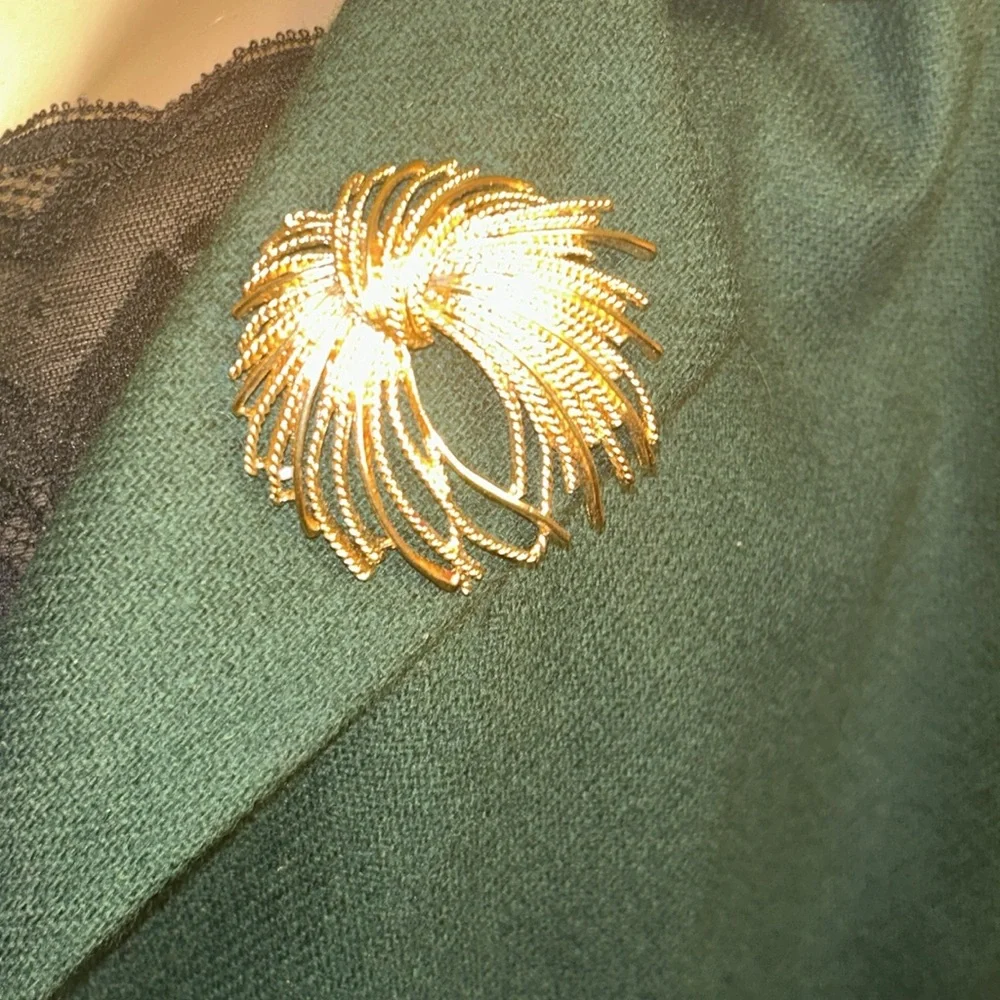 Vintage Monet Mirador
Brooch Gold Tone Starburst size 2" X 2" - Picture 3 of 17